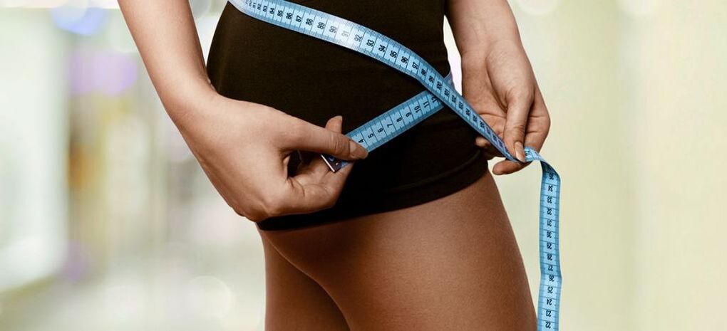 یک زن نتایج کاهش وزن موثر را ثبت می کند