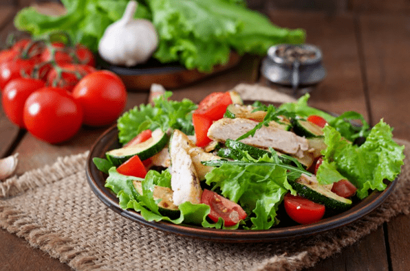 سالاد با مرغ و سبزیجات یک گزینه عالی برای یک شام سبک بعد از تمرین است. 
