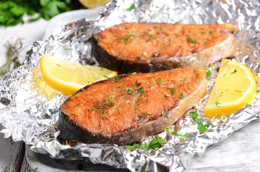 ماهی پخته شده در فویل برای رژیم غذایی مورد علاقه شما