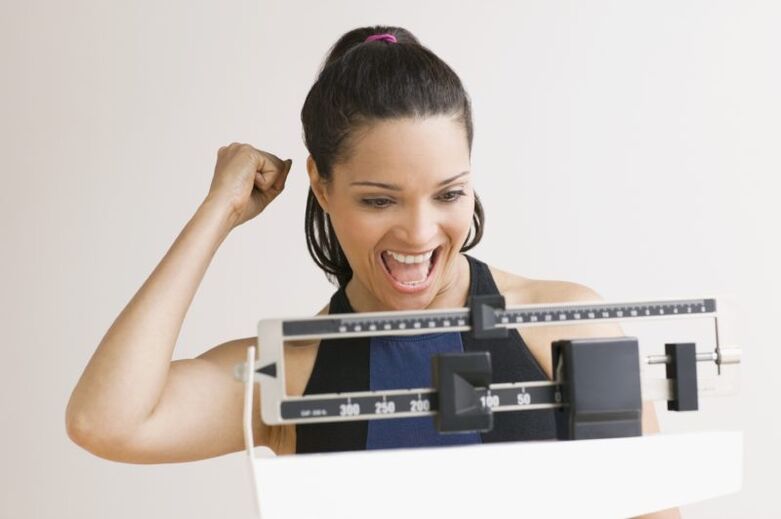 زنی که از کاهش وزن با رژیم مگی خوشحال است
